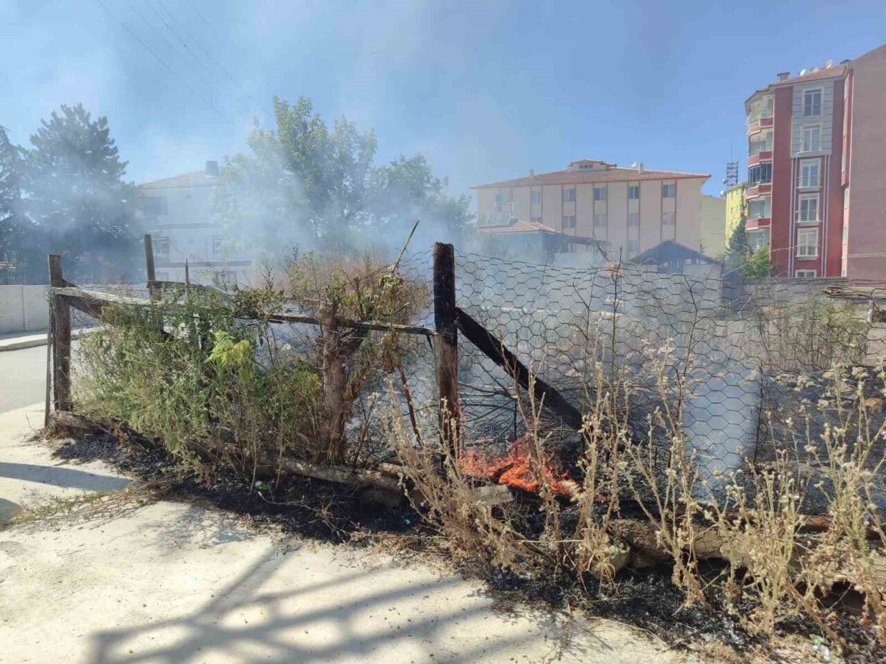Boş arazide çıkan yangın evlere sıçramadan söndürüldü