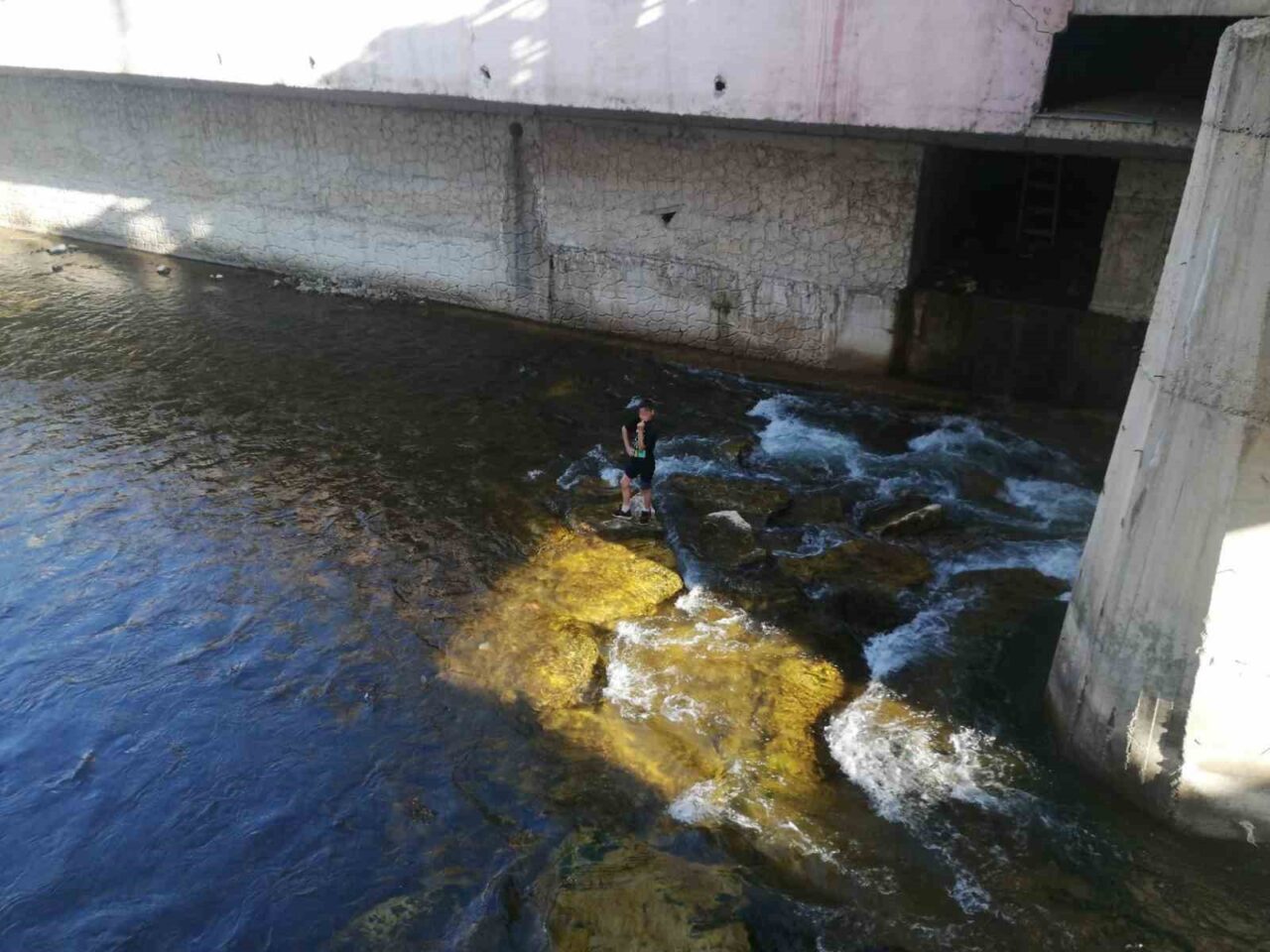 Çaya düşen topunu almak isterken mahsur kalan çocuğu itfaiye kurtardı
