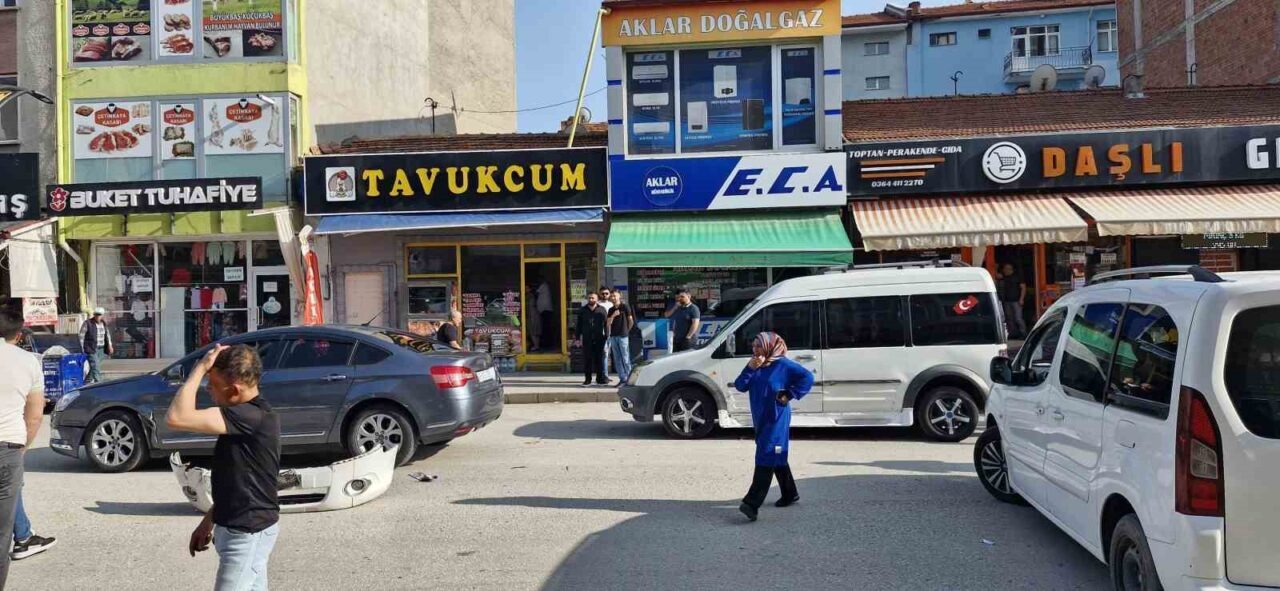 Çorum’da 3 aracın karıştığı kaza kamerada