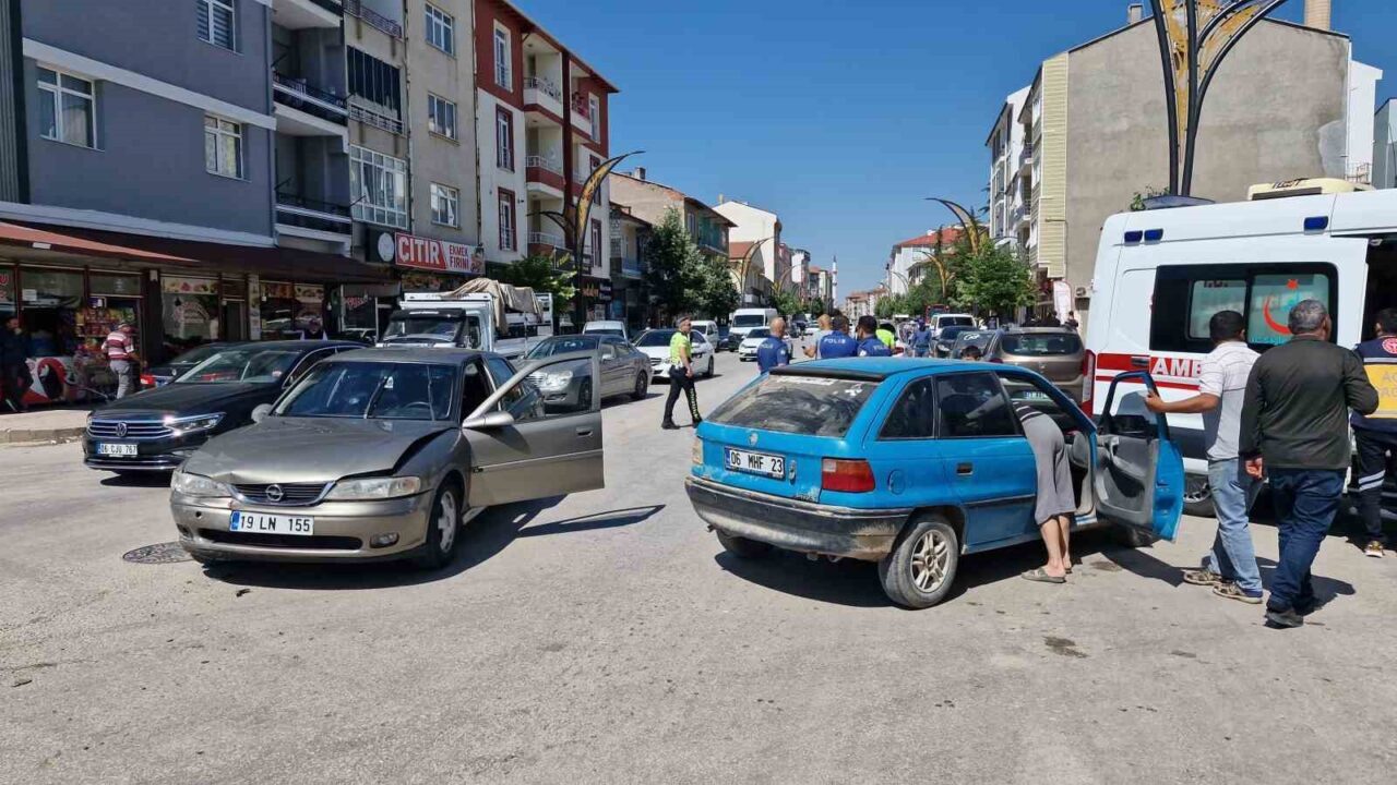 Çorum’da iki otomobil çarpıştı: 3 yaralı