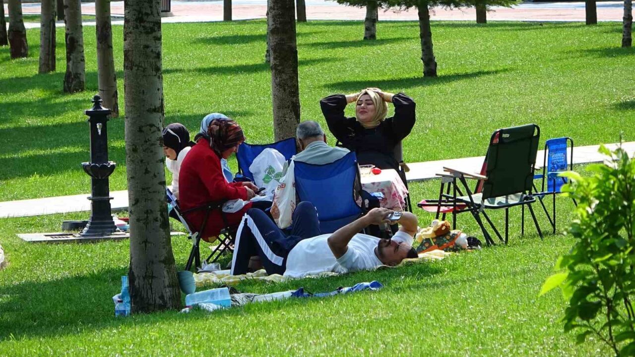 Çorum’da vatandaşlar tatilin keyfini Millet Bahçesi’nde çıkardı