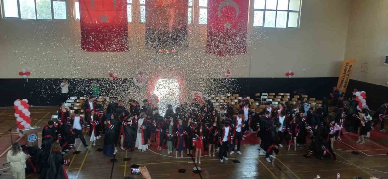 Devrek Hamidiye Anadolu lisesinden mezuniyet töreni
