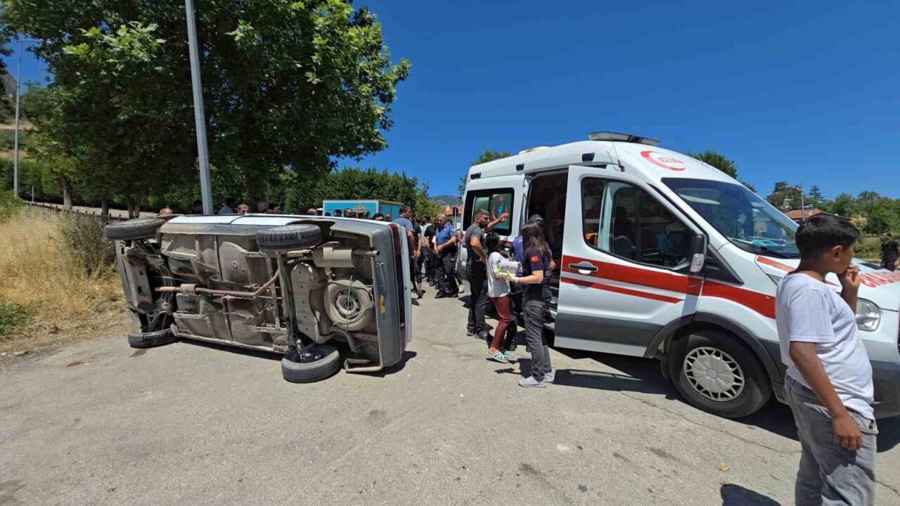 Devrilen otomobildeki 1 kişi yaralandı