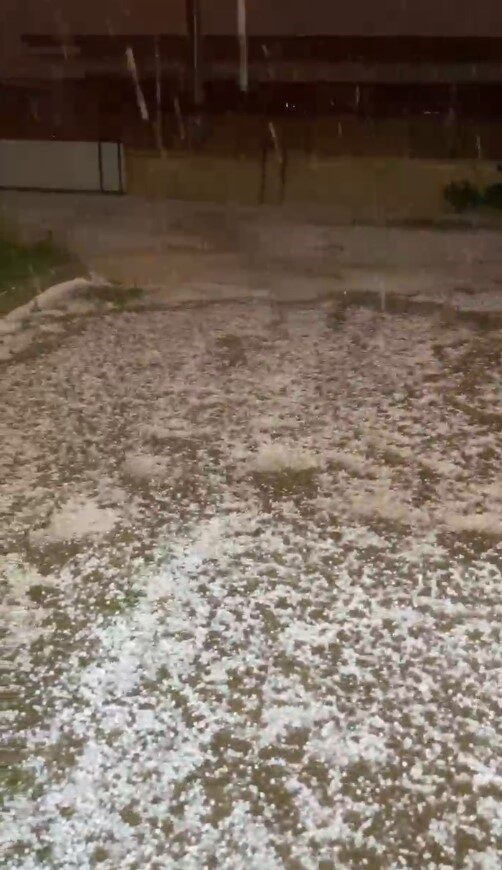 Dolu yağışı ilçeyi beyaza bürüdü