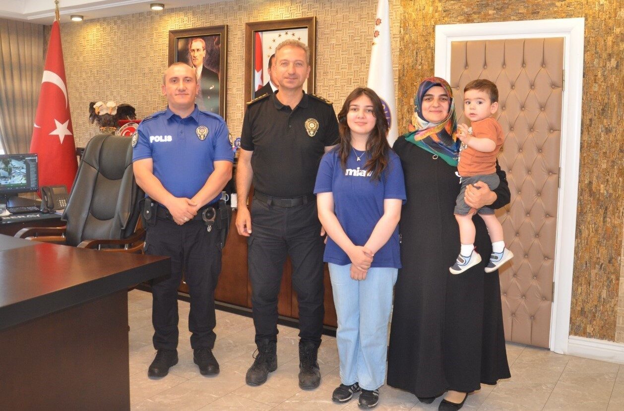 Emniyet Müdürü Saraç’tan bursluluk sınavı birincisi polis çocuğu Ayşenur’a hediye