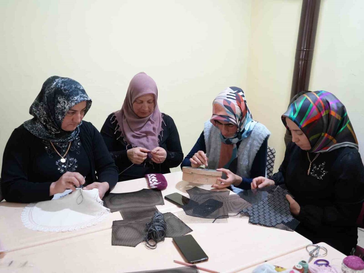Eski köy okulunda açılan kurs kadınlara umut oldu: Hem öğreniyorlar hem para kazanıyorlar