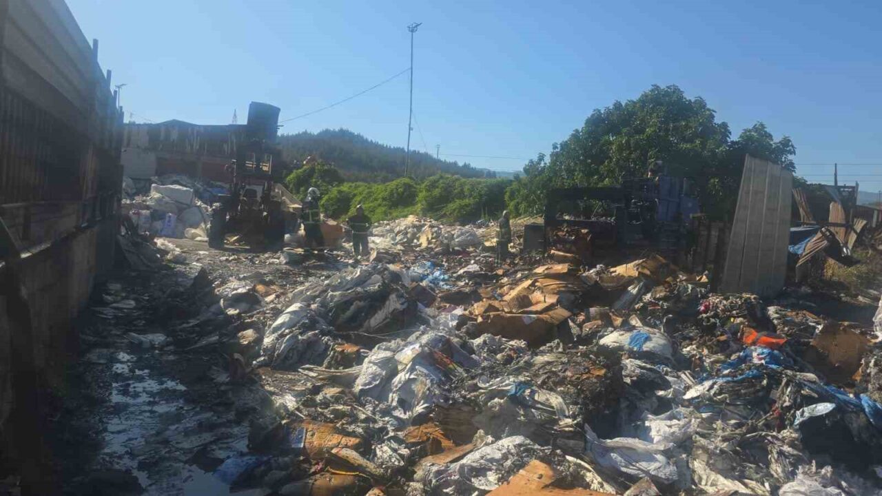 Geri dönüşüm depolama alanında çıkan yangın söndürüldü