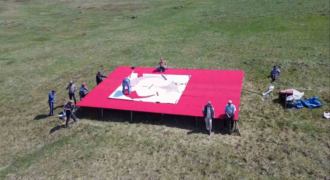 Giresun’un 2500 rakımlı zirvesine 54 metrekarelik bayrak