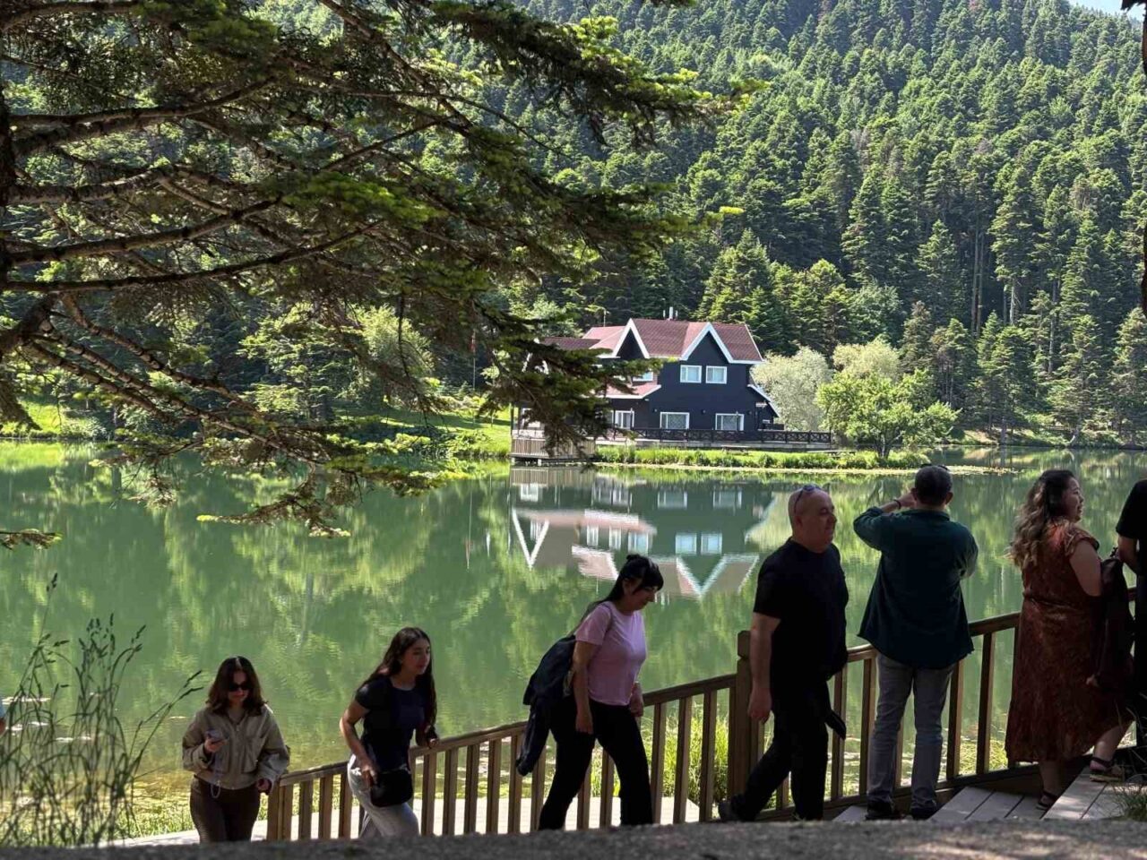 Gölcük Tabiat Parkı tatilcilerin akınına uğradı: "Doğası, enerjisi harika"