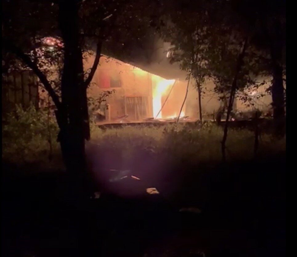 Gümüşhane’de çıkan yangında iki ev ve bir ahır kullanılamaz hale geldi