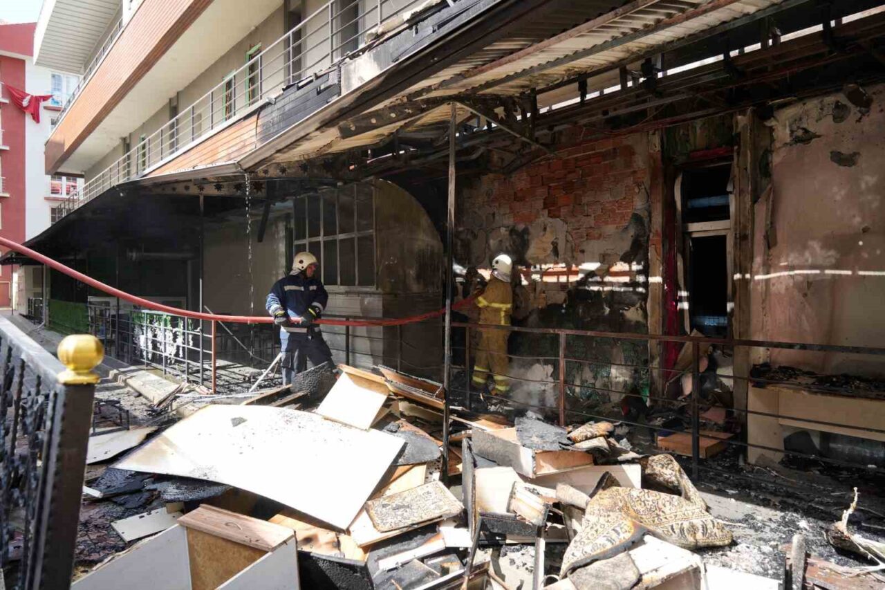 Gümüşhane’de iş merkezinde çıkan yangın paniğe neden oldu