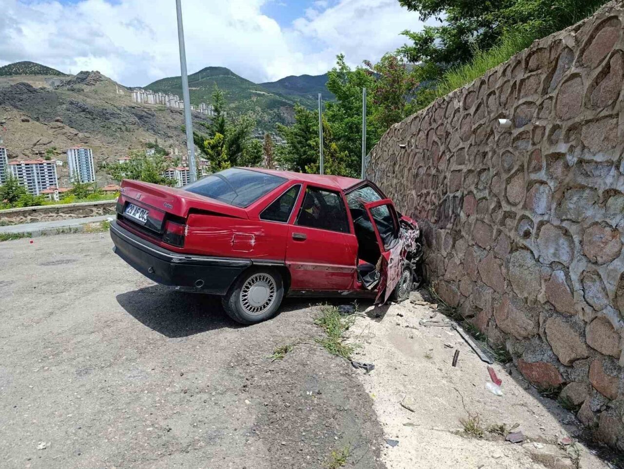 Gümüşhane’de otomobil duvara çarptı: 2 yaralı