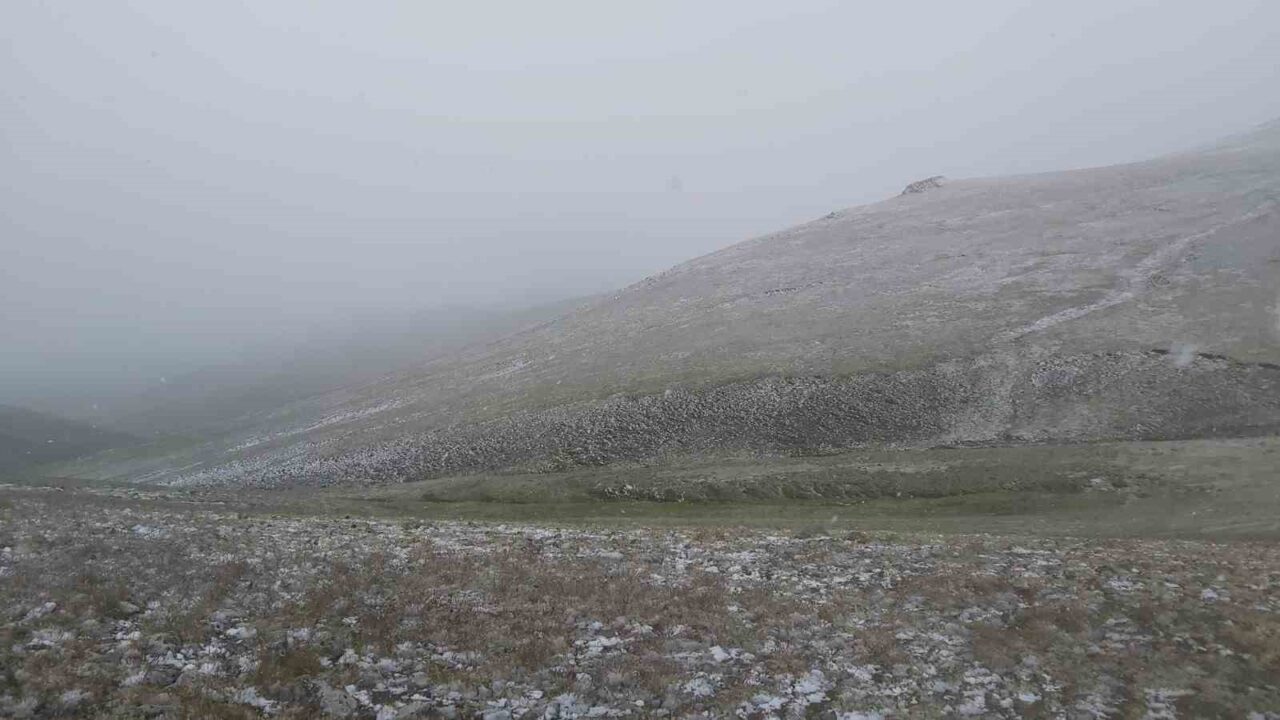 Gümüşhane’ye Haziran’ın son gününde kar sürprizi