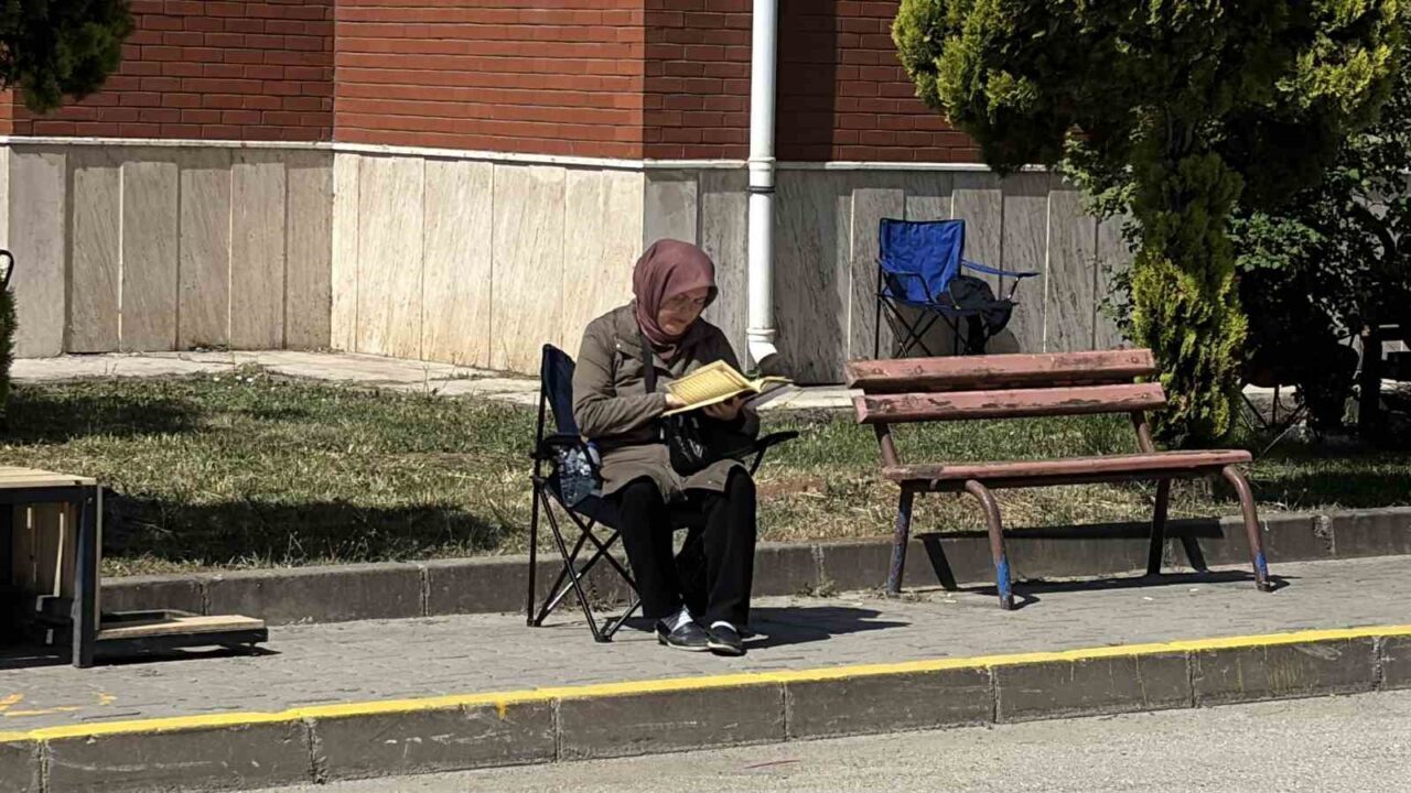 İkinci oturum için adaylar ter döktü, aileler dualarla bekledi