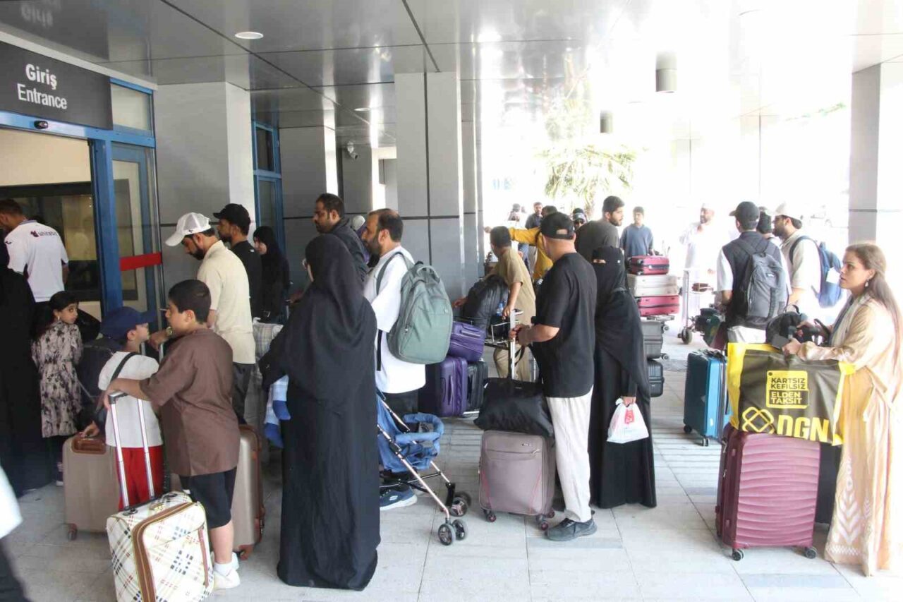 İran’dan tahliye edilen Ummanlı kafile uçakla Trabzon’dan ülkelerine dönüyor