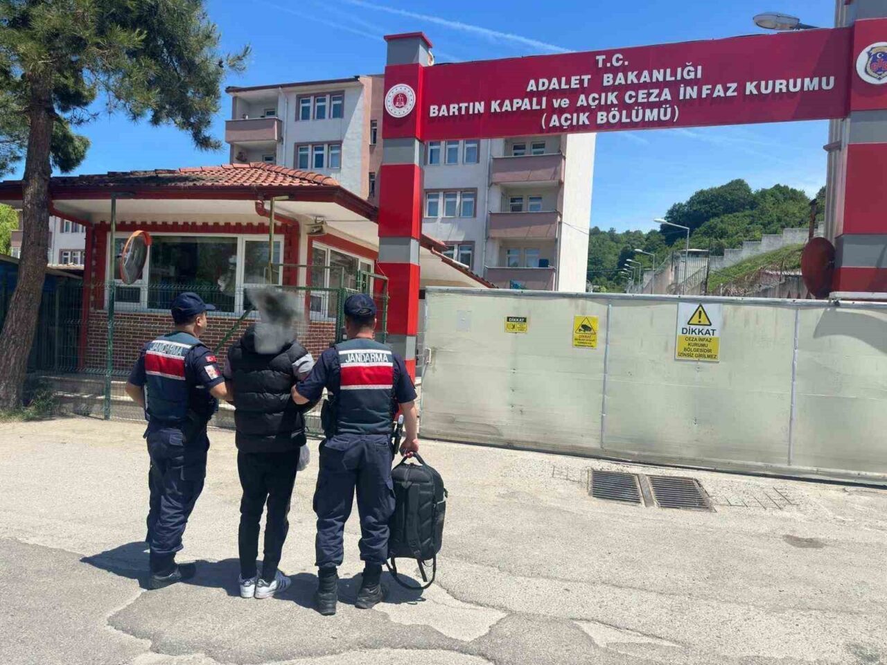 JASAT ekipleri aranan 4 kişiyi yakaladı