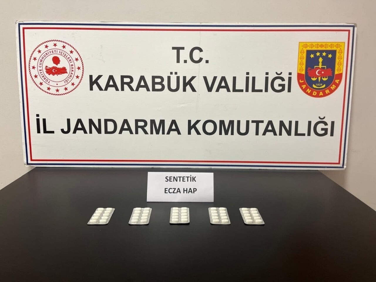 Karabük’te 50 adet sentetik ecza yakalandı