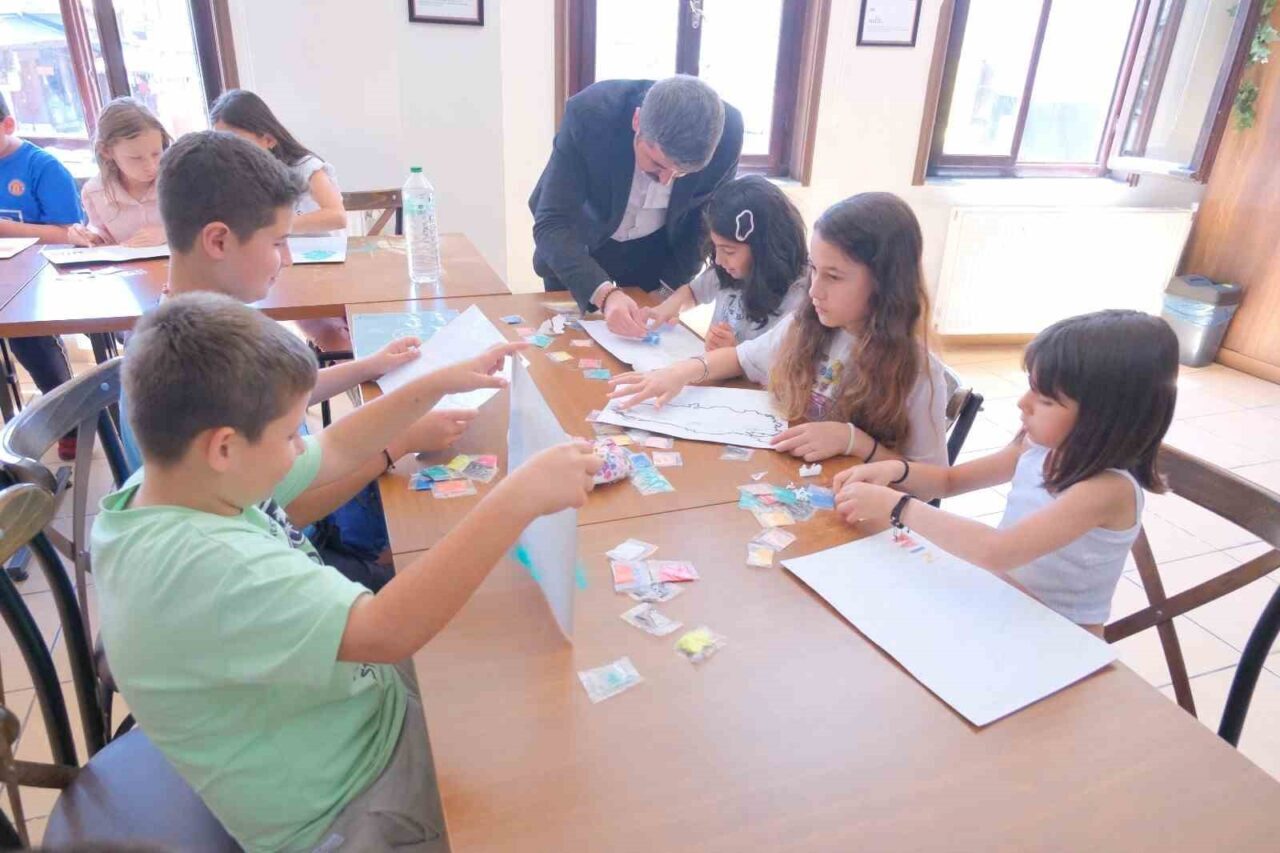 Karne alan öğrenciler kum boyama etkinliği ile stres attı