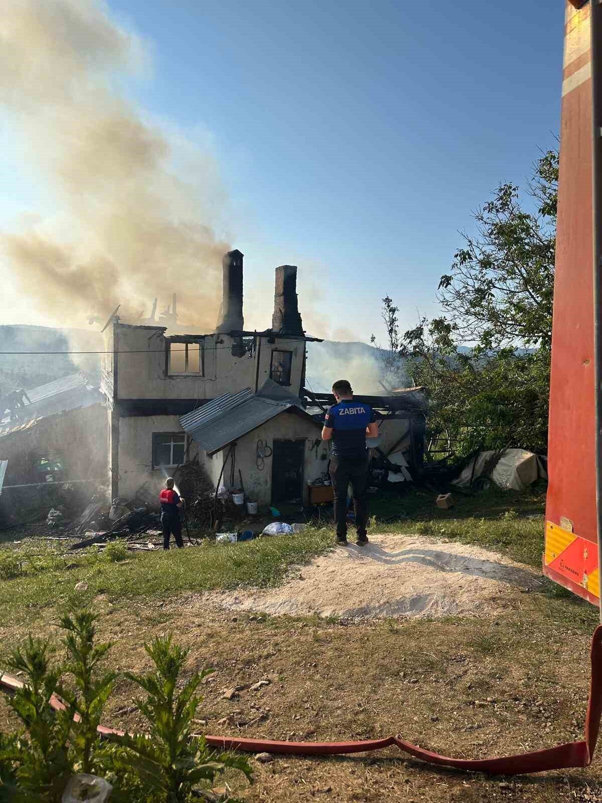 Kastamonu’da iki katlı ahşap evde yangın