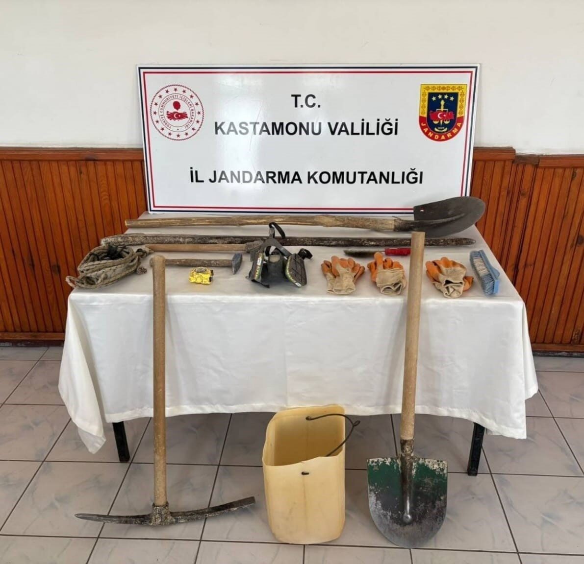 Kastamonu’da kaçak kazı yaparken yakalanan 3 kişi yakalandı