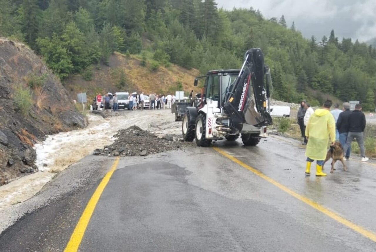 Kastamonu’da kuvvetli sağanak karayolunu ulaşıma kapattı