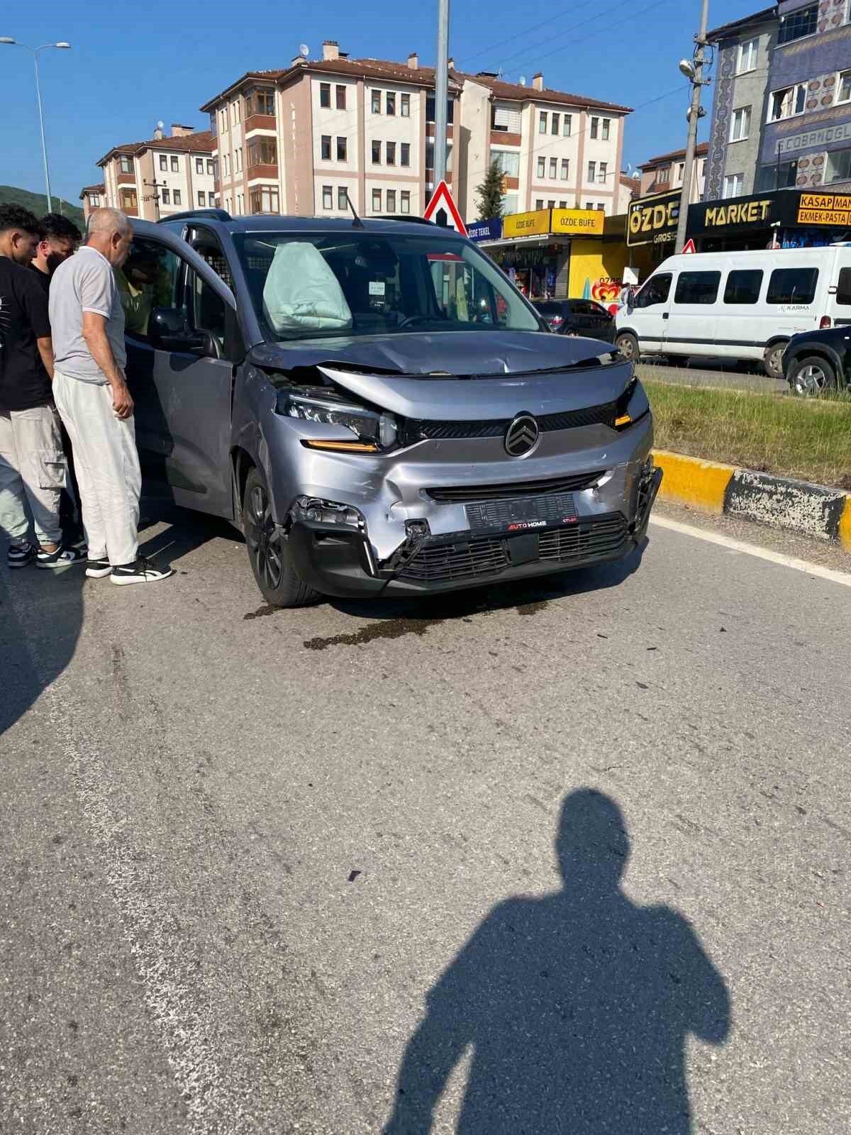 Kavşakta zincirleme kaza : 1 yaralı