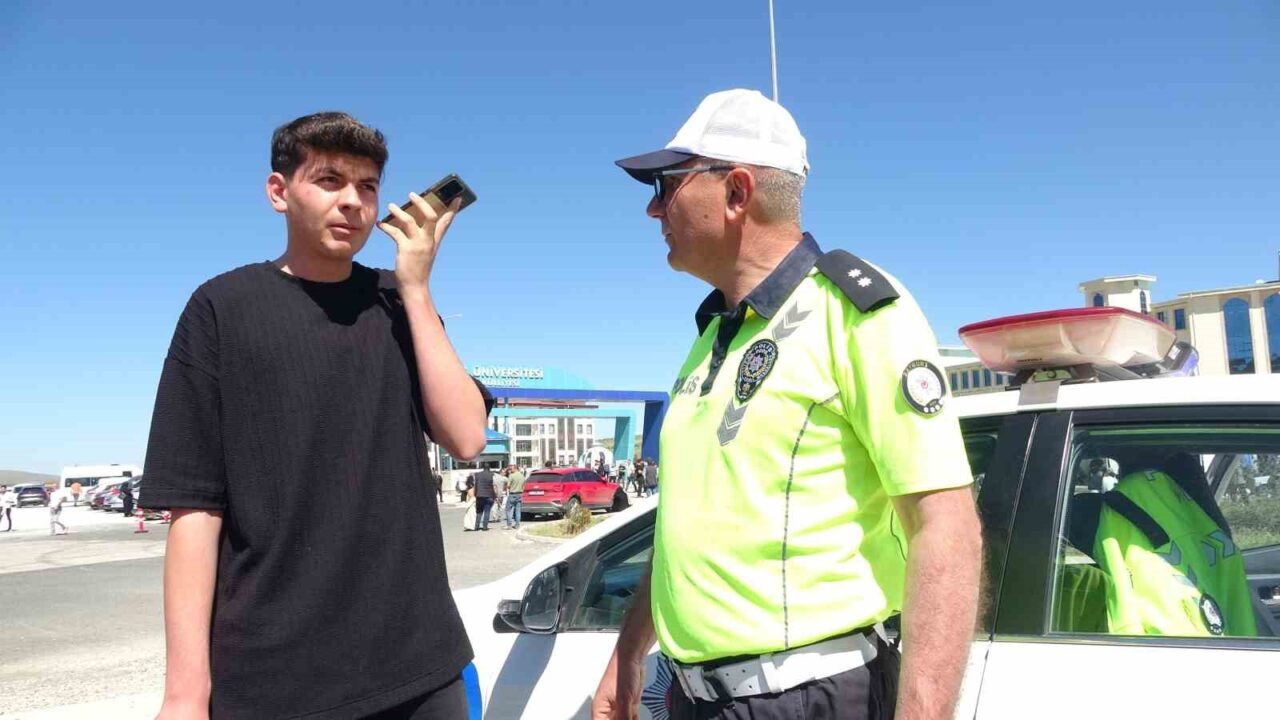 Kimliğini takside düşüren öğrencinin yardımına Bayburt polisi koştu: Komiser öğrenciyi sınava yetiştirdi