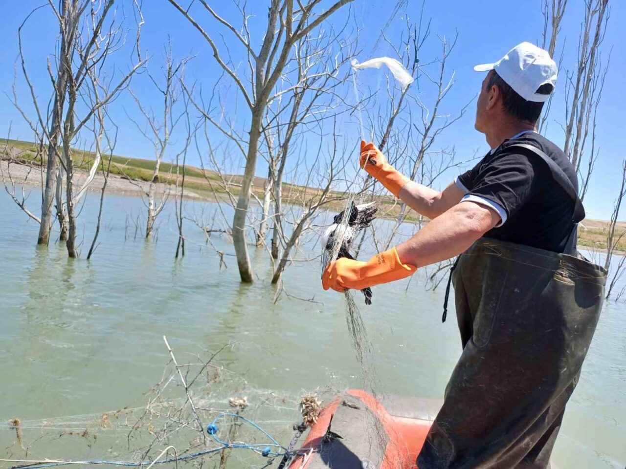 Koçhisar Barajı’nda ’hayalet ağ’ denetimi: Kaçak avcılara ceza kesildi