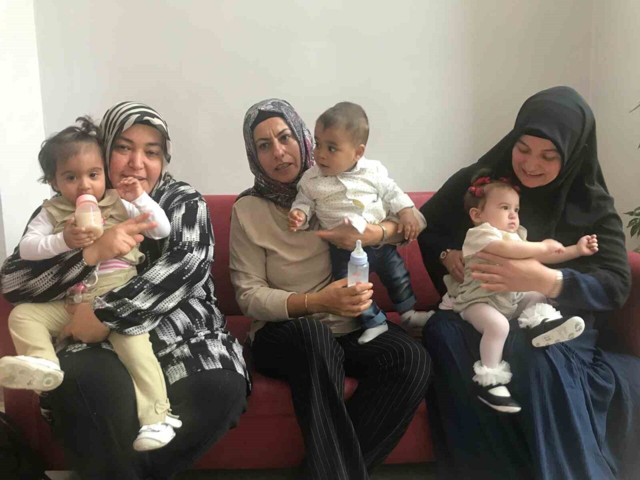 Koruyucu anneler ile bebeklerinin benzerliği dikkat çekti