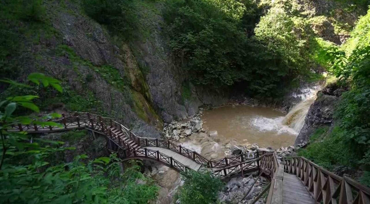 Mavi Göl’de turizm sezonu başlamadan bitti: Sodalı göl çamura döndü