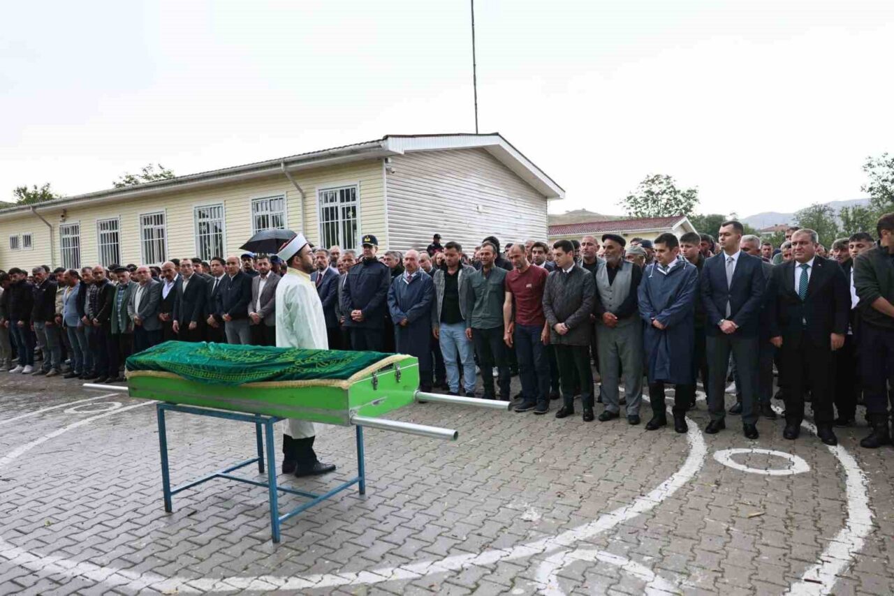 Mersin’de denizde boğulan lise öğrencisi memleketi Çorum’da son yolculuğuna uğurlandı