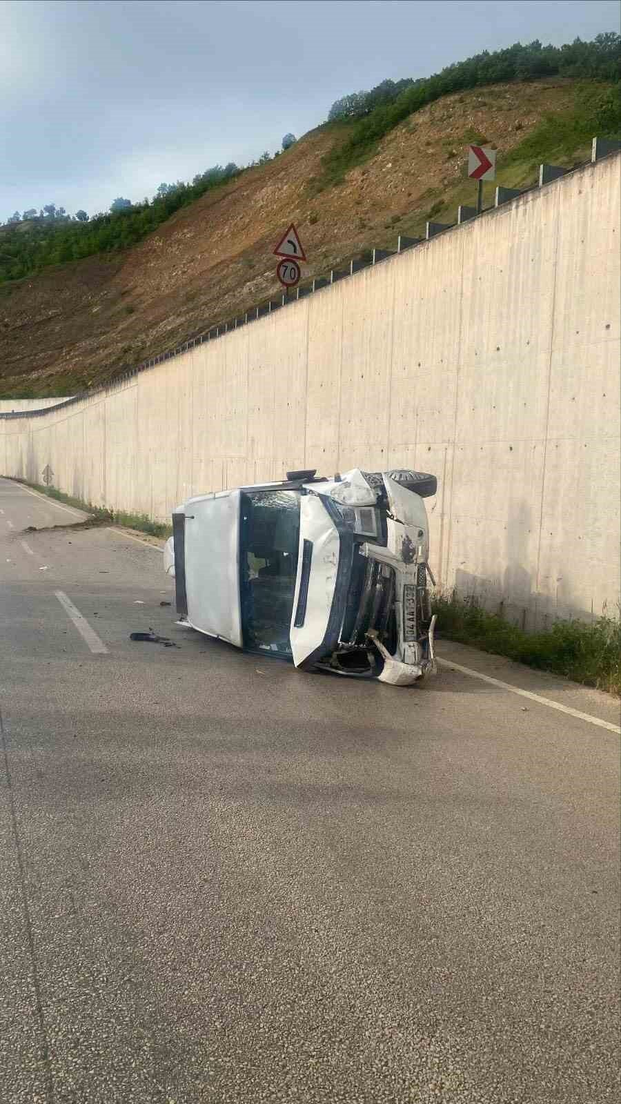 Minibüsün devrilmesi sorucu 10 kişi yaralandı