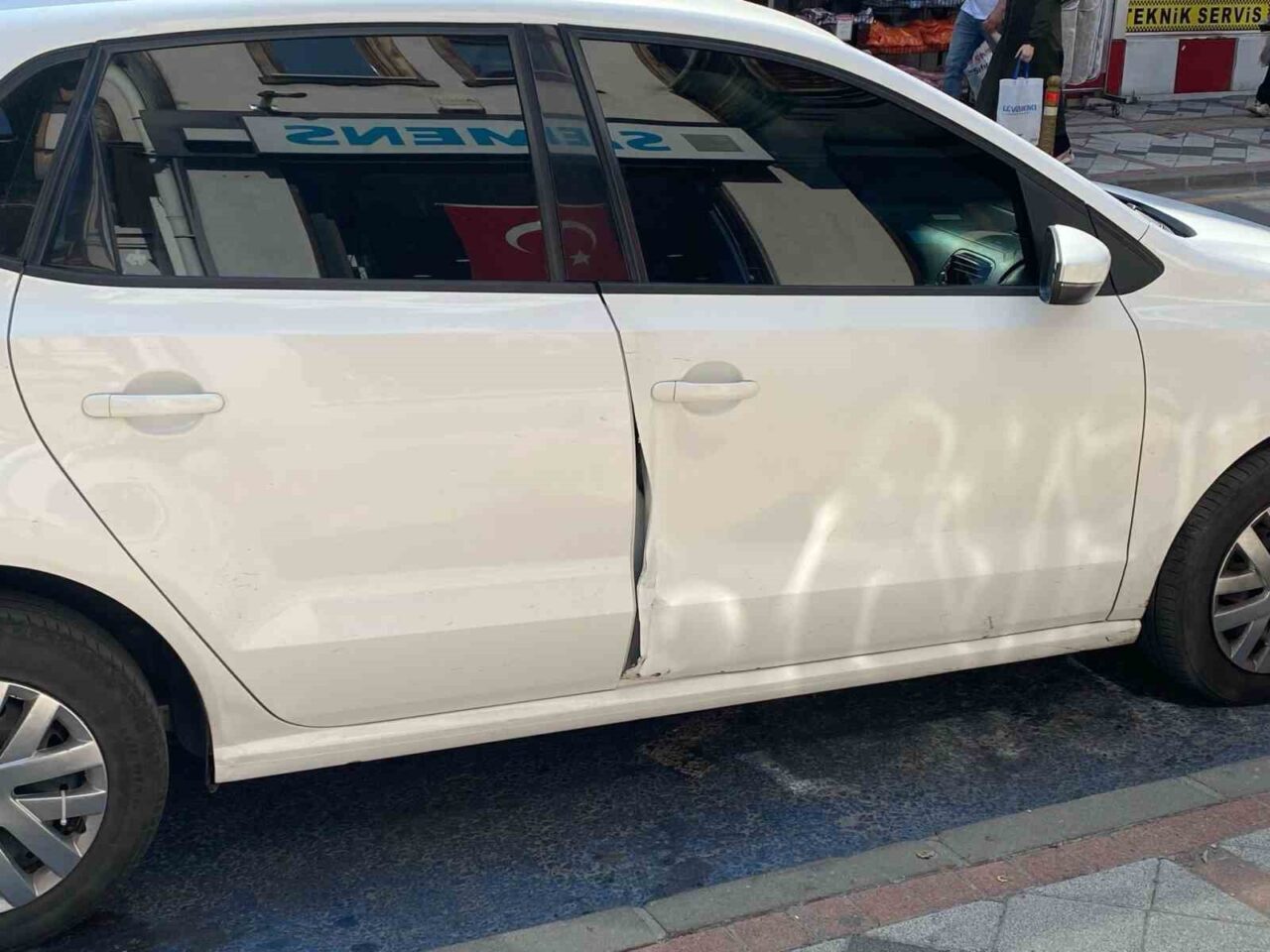 Motosiklet sürücüsü, otomobilin açılan kapısına çarptı