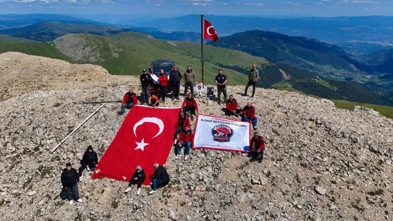 Off-road tutkunları 2 bin 587 rakımlı zirvedeki Türk bayrağını değiştirdi