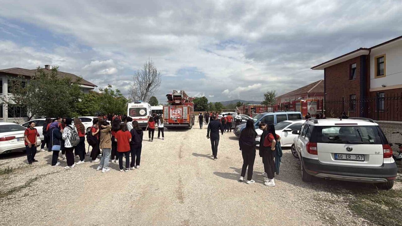 Öğretmenler odasında çıkan yangın büyümeden söndürüldü