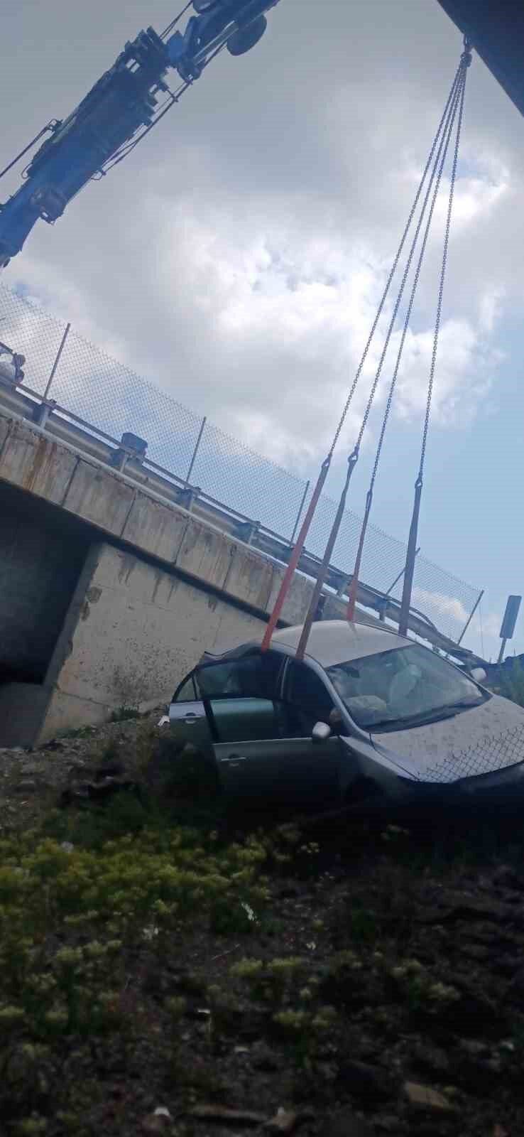 Otomobil köprüden uçtu: 2 yaralı