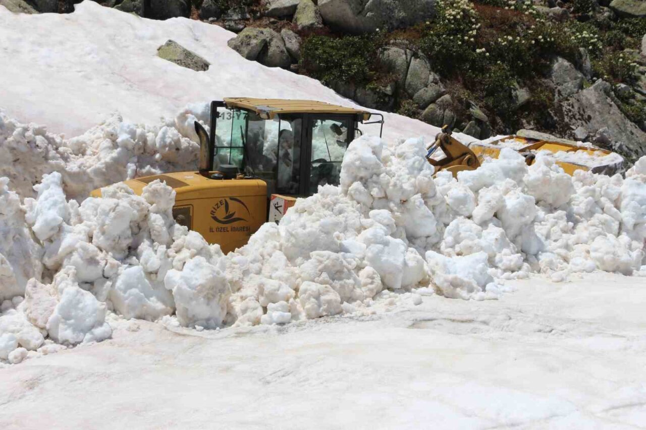 Rize yaylalarında hummalı kar temizliği
