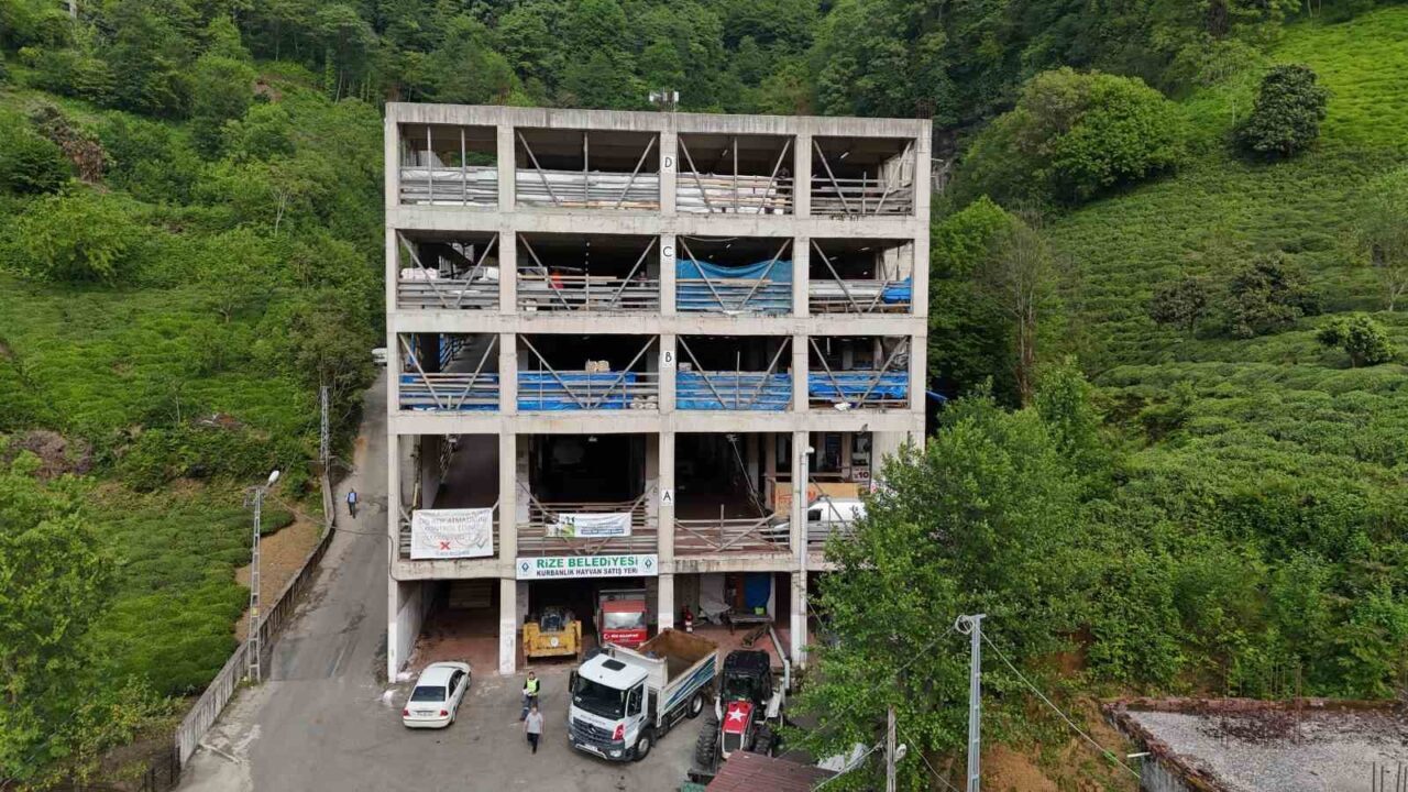 Rize’de 4 katlı kurban pazarında hareketlilik arttı