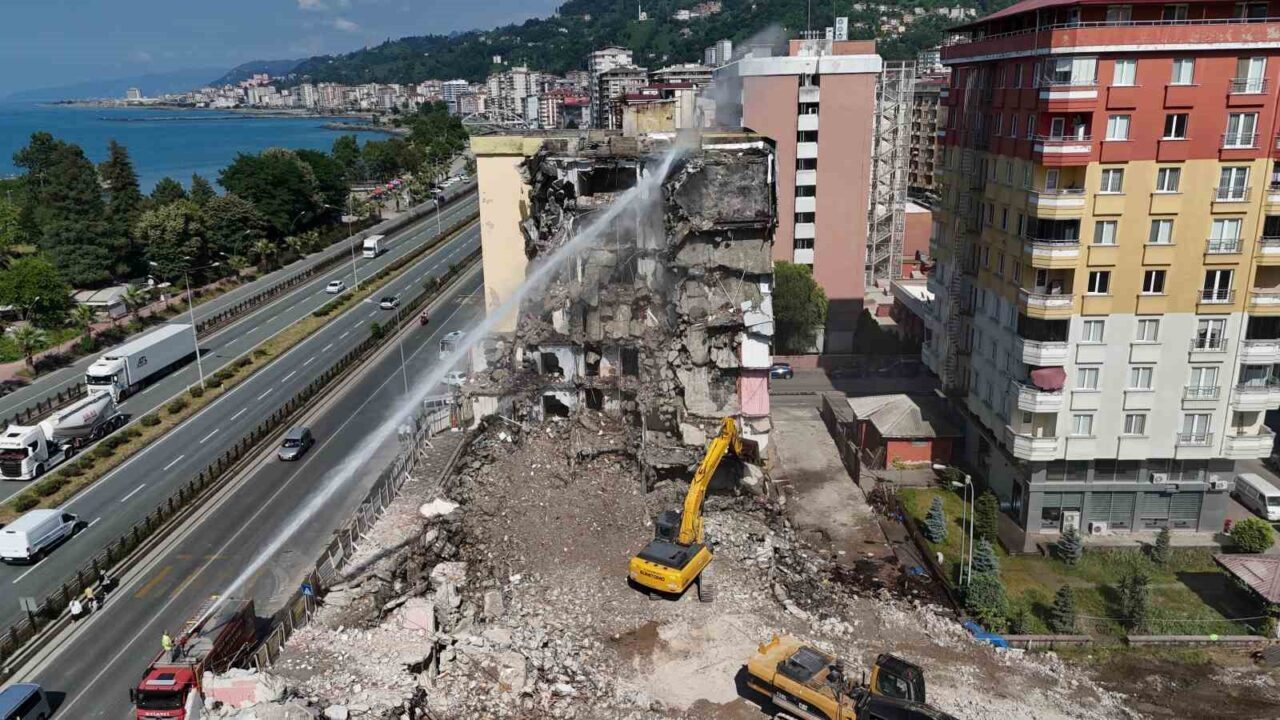Rize’de boşaltılan binaların yıkımı devam ediyor