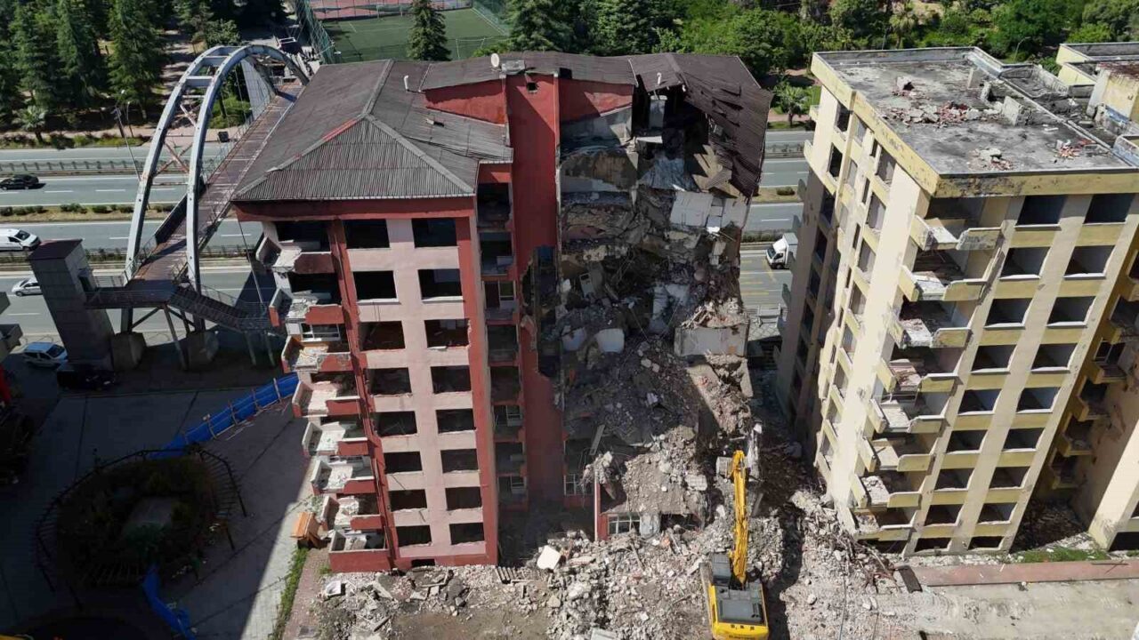 Rize’de fırtınada boşaltılan 8 katlı 2 binada yıkım işlemi başladı