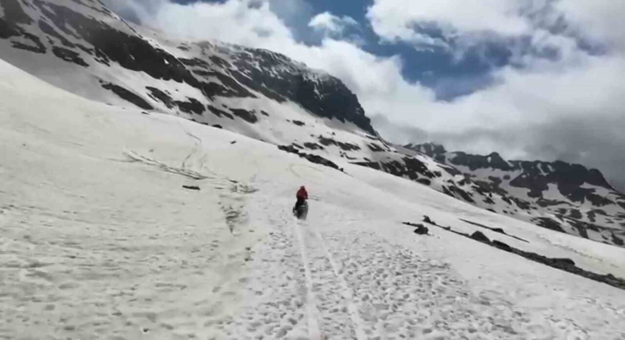 Rize’de Haziran ayında ‘karda kayak’ keyfi