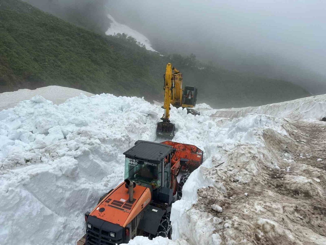 Rize’nin yaylalarında karla mücadele çalışmaları sürüyor