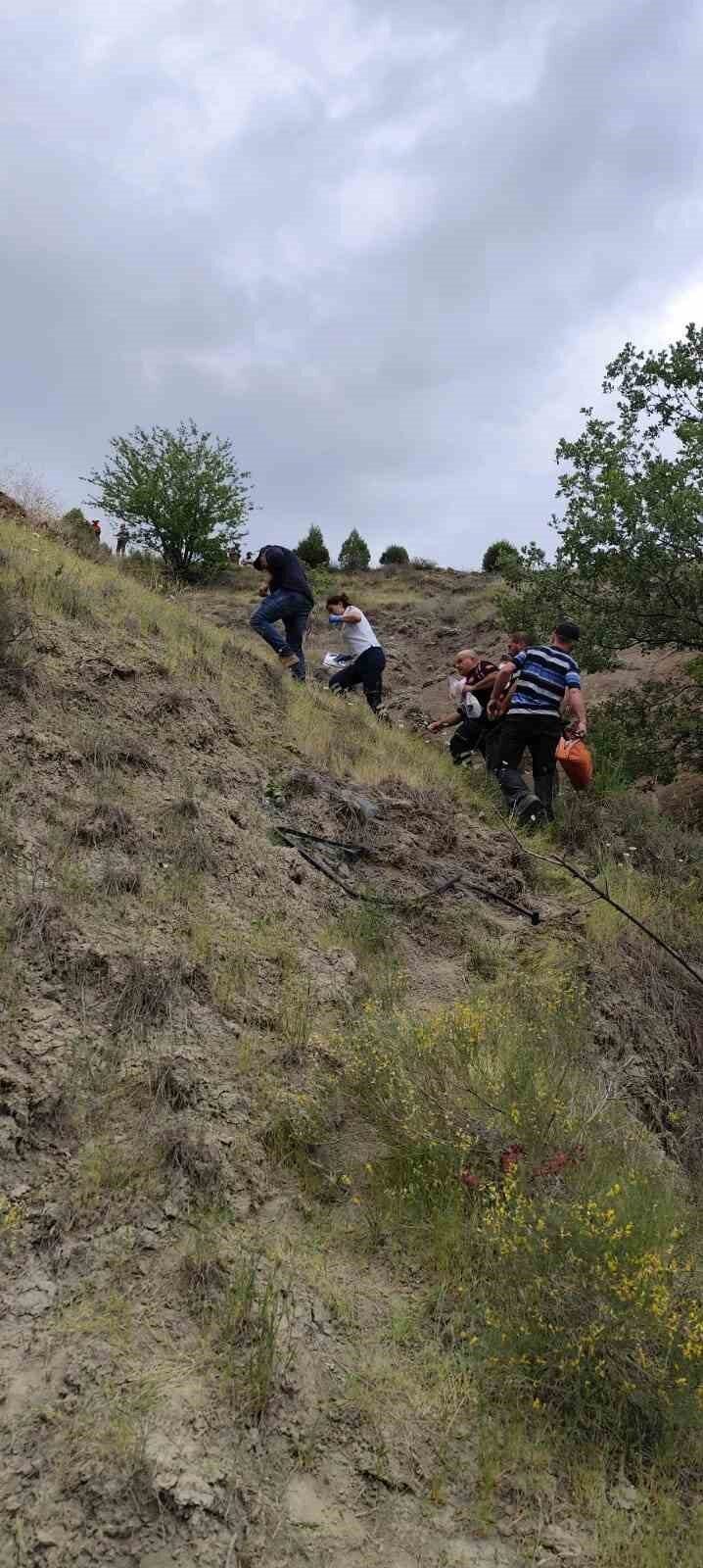 Şarampole devrilen traktörün altında kalan sürücü hayatını kaybetti
