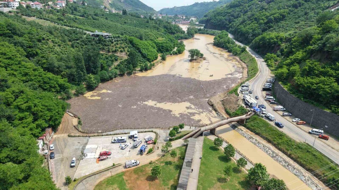 Sel sularına kapılan Hüseyin Aydın’ı arama çalışmaları bayramın ilk gününde devam ediyor