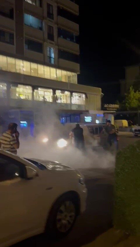 Seyir halindeyken alev alan otomobilin yardımına vatandaşlar yetişti