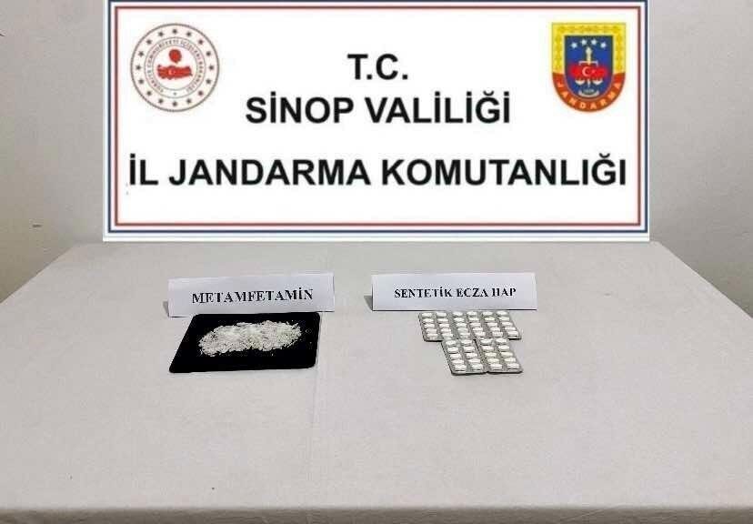 Sinop’ta araçta bulunan uyuşturucuya 3 gözaltı