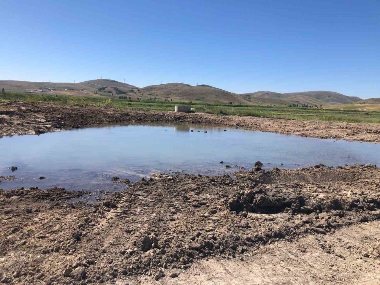 Sulama borusunun patlaması çiftçiyi mağdur ediyor