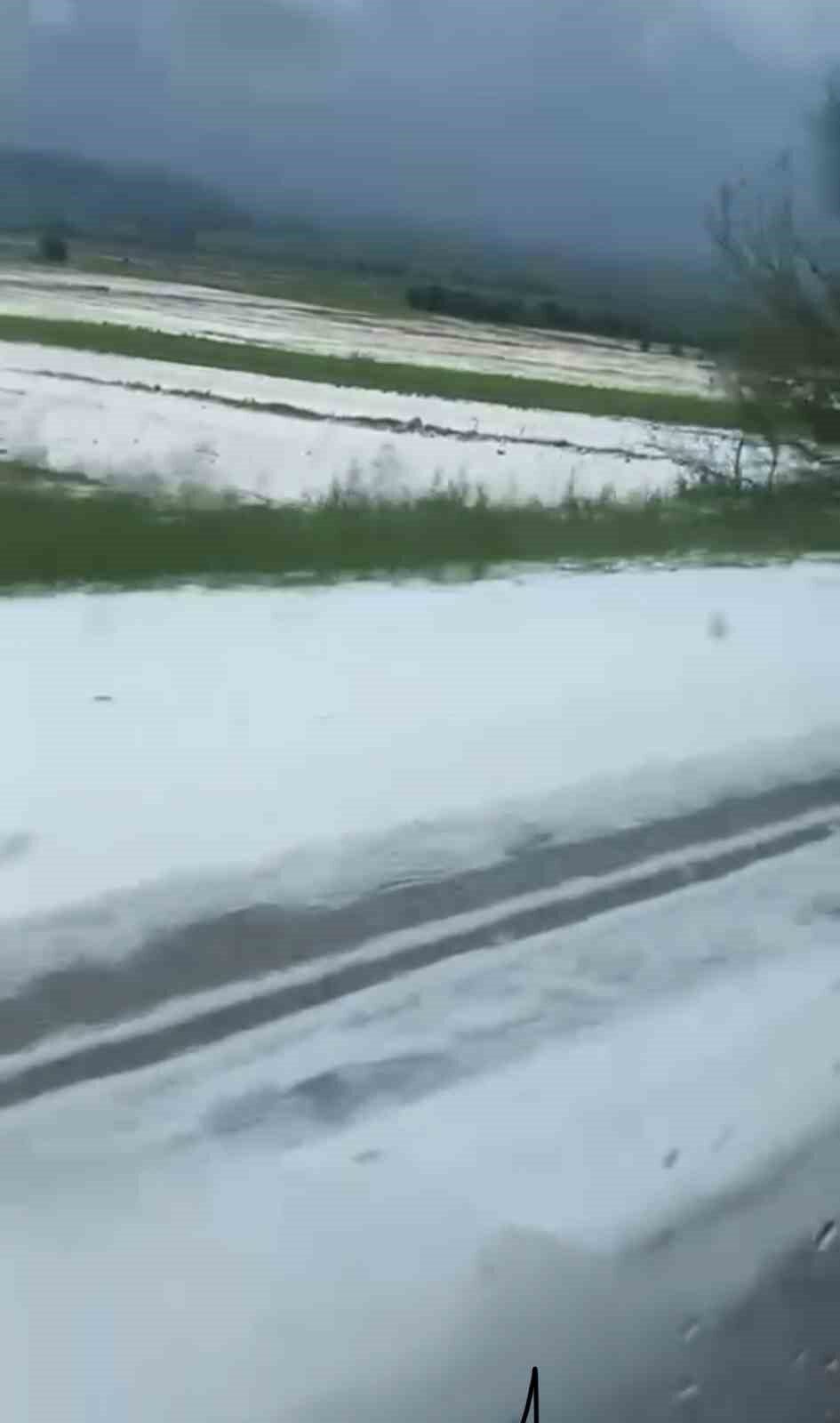 Tokat’ta dolu nedeniyle araziler beyaza büründü