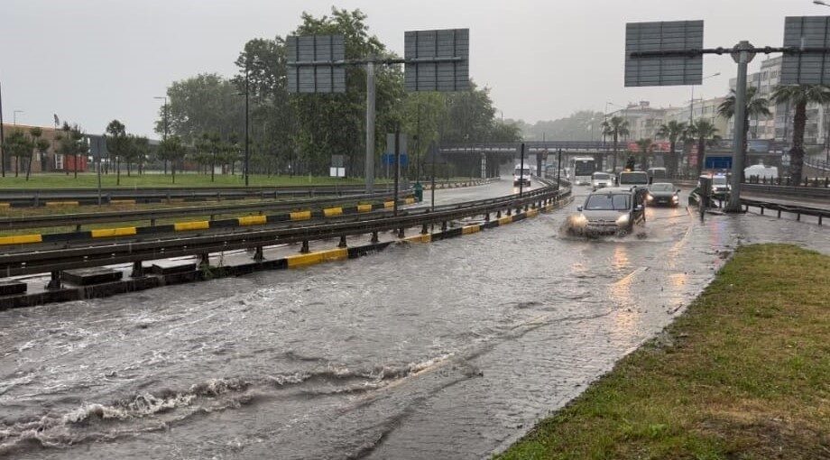 Trabzon şehir merkezi yağmura teslim oldu