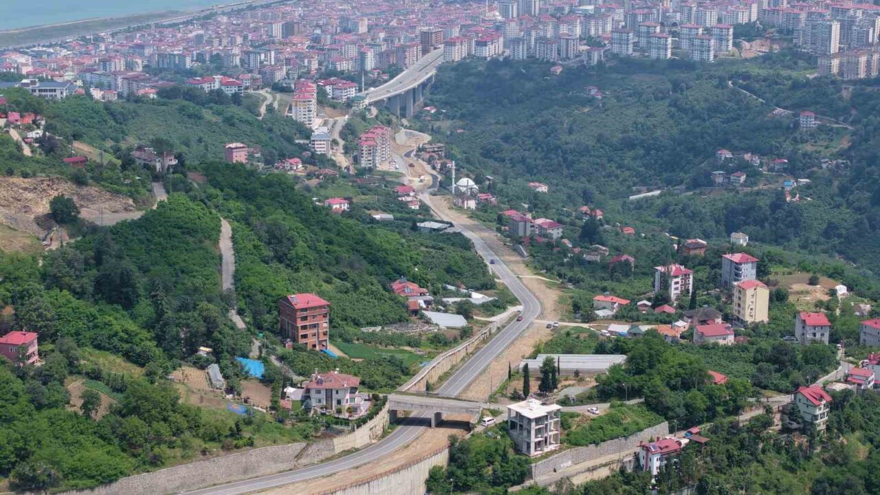 Trabzon’da 13 yıldır bitmeyen yol tepki çekiyor